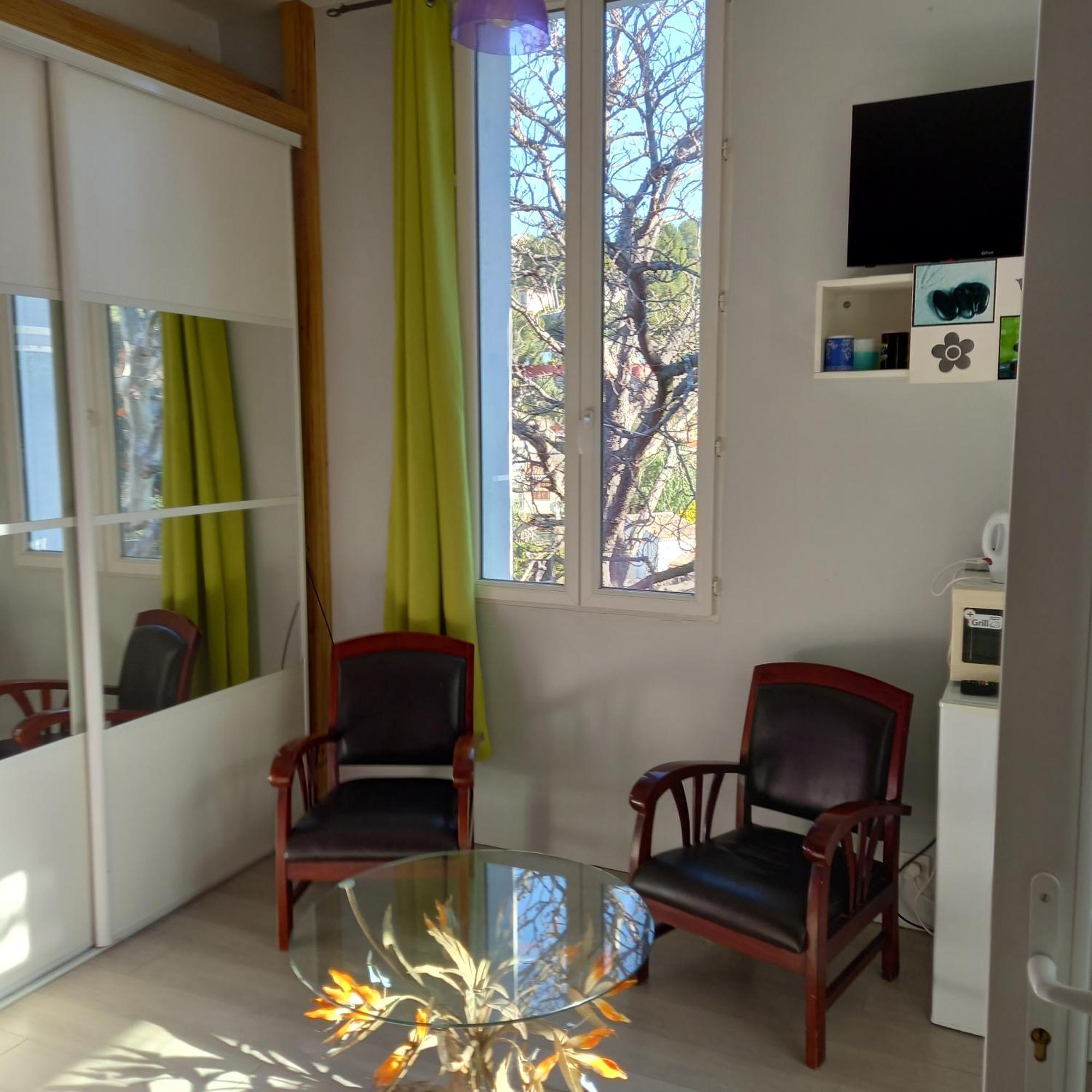 Petit Studio Parmi Les Pins Et Les Cypres Marseilles Exterior foto